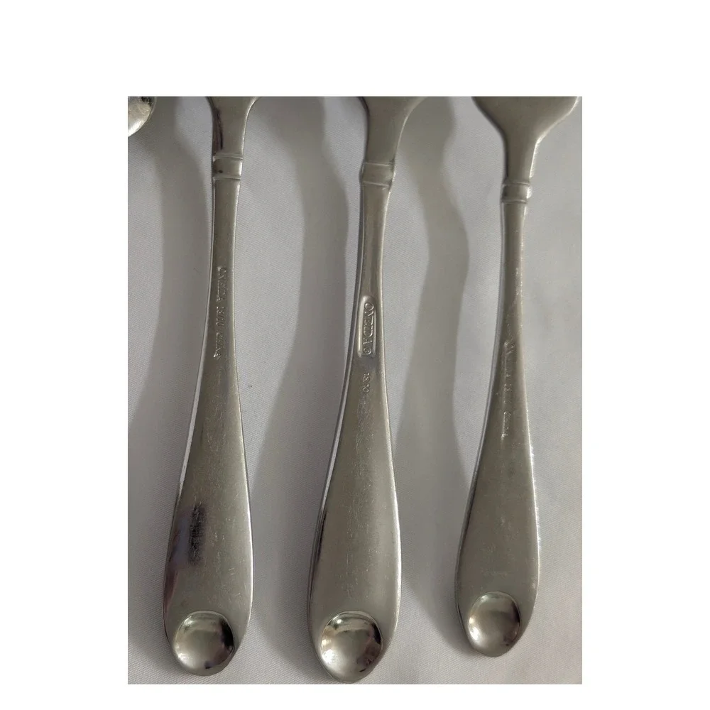 Oneida Silver Satin Garnet 18/10 Stainless Flatware Set 32 Random Pieces